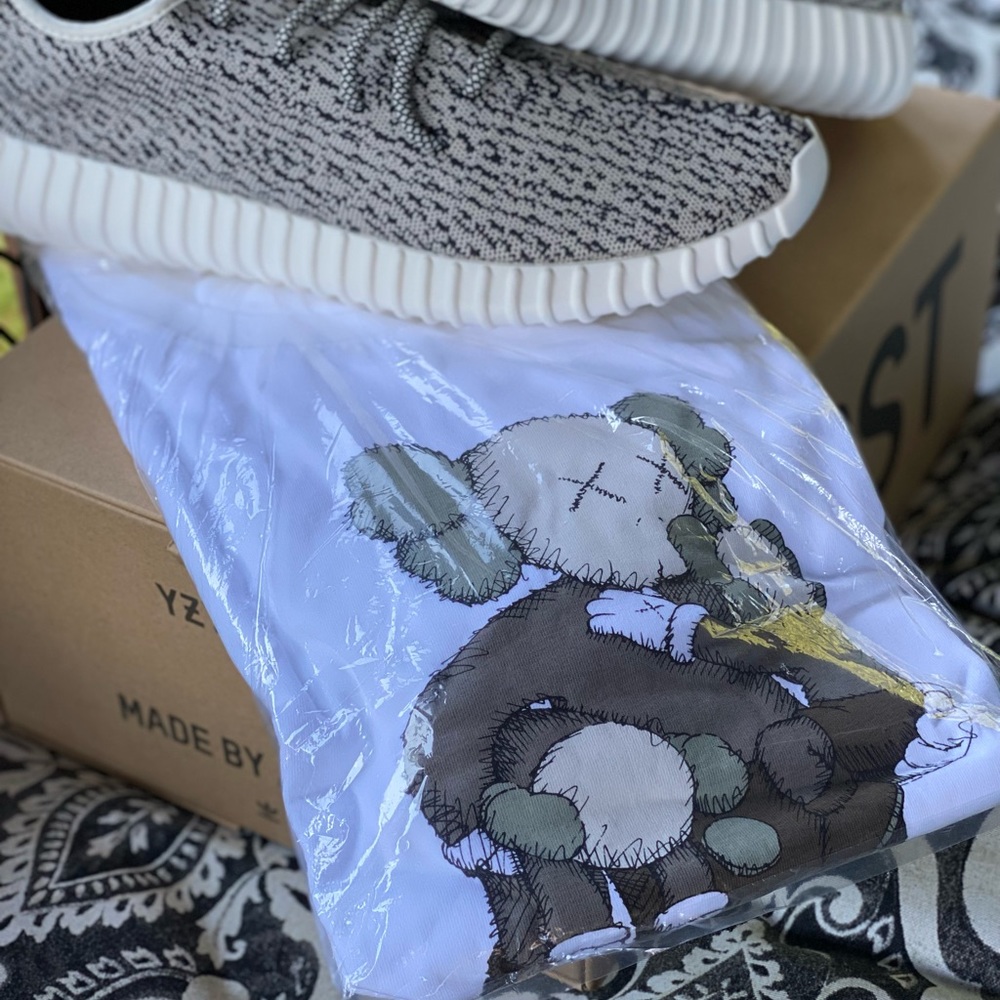 Kaws x Uniqlo Clean Slate Tee American Size Medium MD BNWT *Real From Store!!*